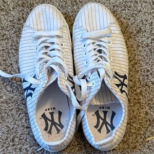 Row One White and Navy Blue New York Yankees Pin Striped Sneakers Size 7